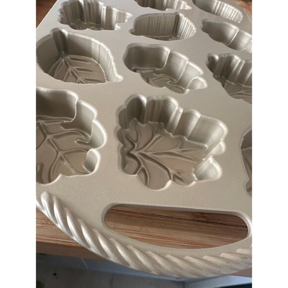 Nordic Ware Non-Stick Thick Aluminum Cakelet Pan Williams Sonoma  Baking bake - Picture 2 of 7